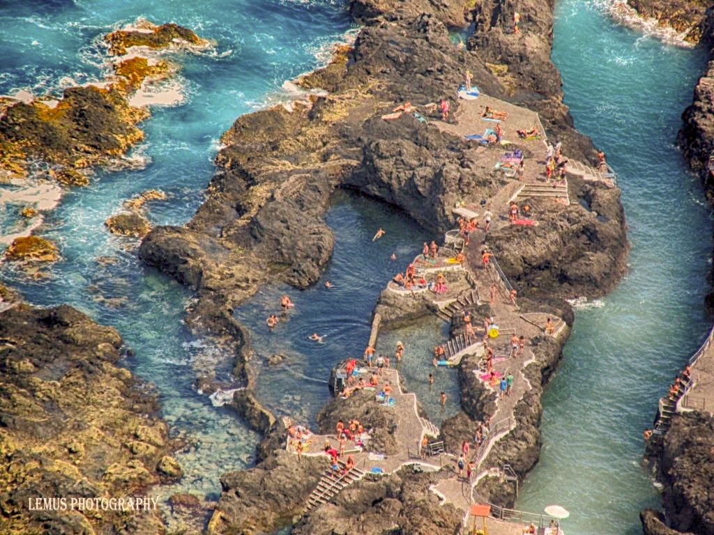 Fotografía de las Piscinas Naturales El Caletón: Disfruta de un oasis de paz en la costa norte de Tenerife.