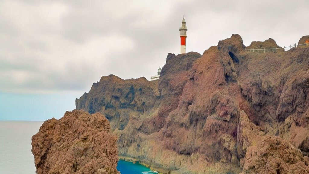 Descubre el encanto del Faro de Teno en el extremo occidental de Tenerife.