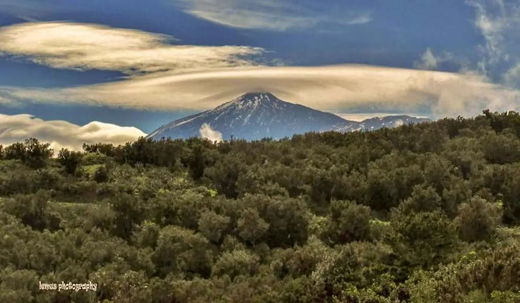 El padre Teide se pone su sombrero