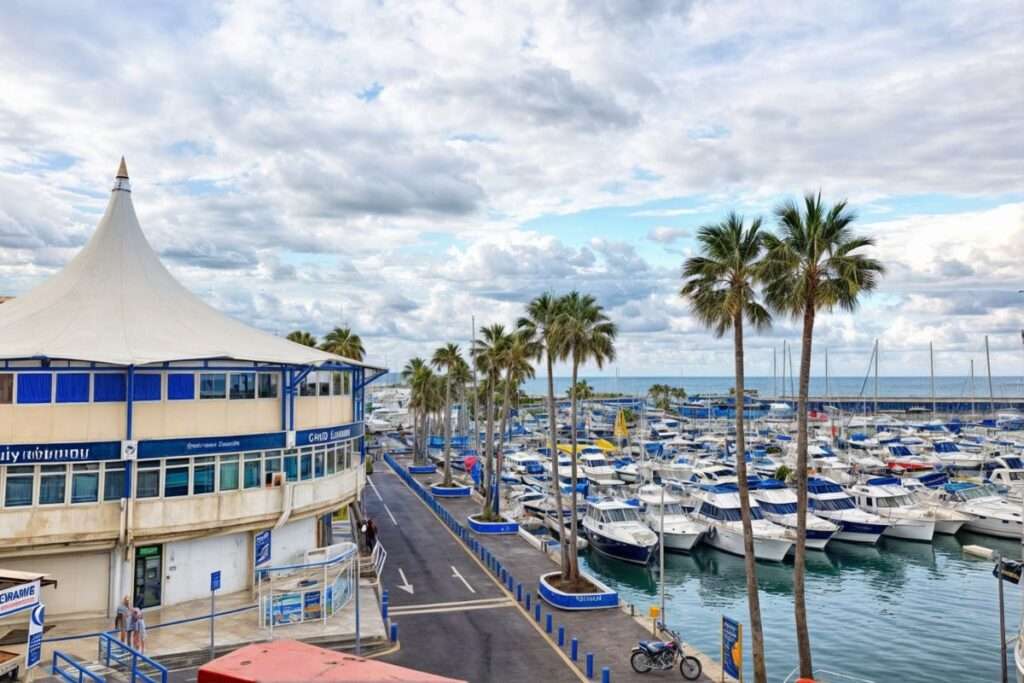 Puerto Colón: ¿Cuál es el Encanto de Este Puerto Deportivo en Tenerife?