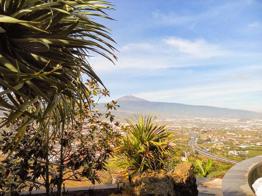 Sumérgete en la magia del Mirador de Alexander Von Humboldt en Tenerife. Esta fotografía captura la grandiosidad de este mirador, situado en lo alto de los acantilados de la costa norte de la isla. Déjate sorprender por las vistas panorámicas de ensueño que ofrece, donde el océano se encuentra con el cielo en un abrazo infinito. Descubre la historia detrás de este mirador y la conexión con el famoso naturalista alemán Alexander Von Humboldt en nuestro artículo del blog "Ven de Visita a Tenerife".