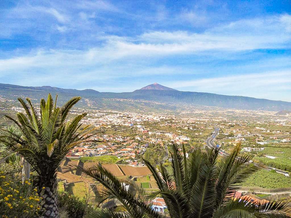Contempla la maravilla natural del Mirador de Alexander Von Humboldt en Tenerife. Esta fotografía te invita a adentrarte en un paisaje de belleza incomparable. Desde lo alto de este mirador, disfrute de una vista impresionante de los acantilados escarpados y el océano azul profundo. Siente la inmensidad de la naturaleza y déjate llevar por la tranquilidad que este lugar emblemático transmite. Descubre más sobre el Mirador de Alexander Von Humboldt en nuestro artículo del blog "Ven de Visita a Tenerife".