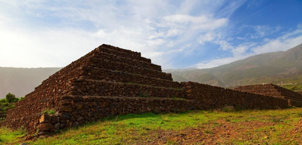 Las Pirámides de Güímar o Majanos de Chacona se ubican en el municipio de Güímar, en la costa este de Tenerife.