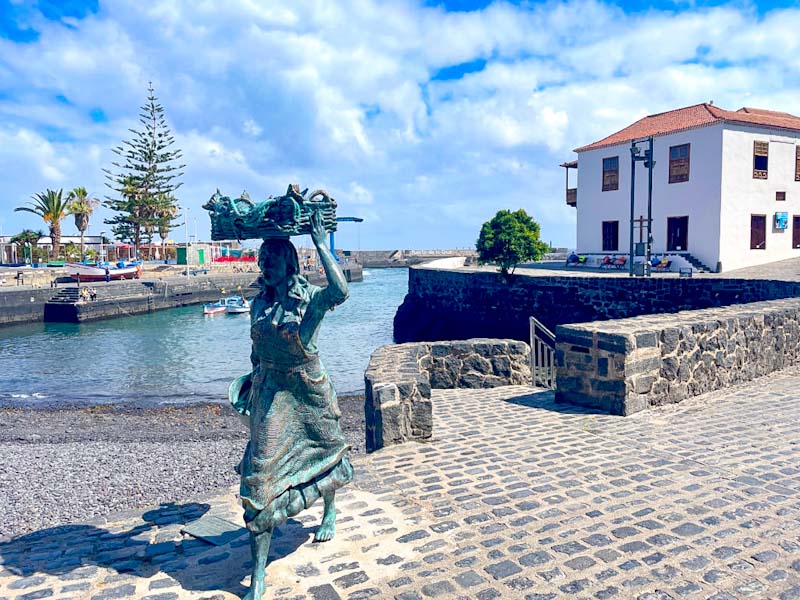 Monumento a la Pescadora en el Puerto de la Cruz 😎 Tenerife