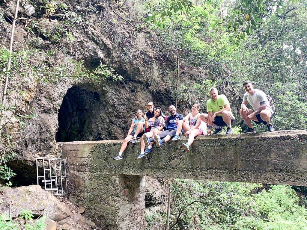 Una Galería de Agua, Cuevas Negras y una Cascada de Sonrisas