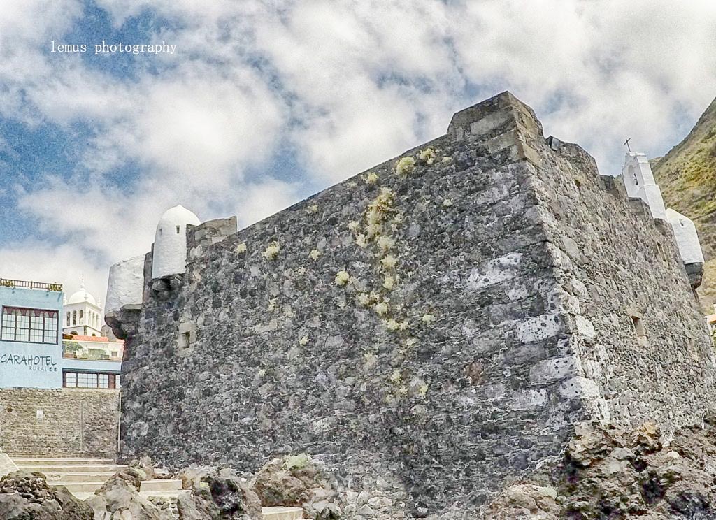 Descubre el impresionante Castillo de San Miguel en Garachico, una maravilla arquitectónica que ha resistido el paso del tiempo. Con sus imponentes muros de piedra y su ubicación estratégica frente al océano, este castillo cuenta la fascinante historia de Tenerife. ¡Sumérgete en el pasado y admira esta magnífica fortaleza que te transportará a otra época!