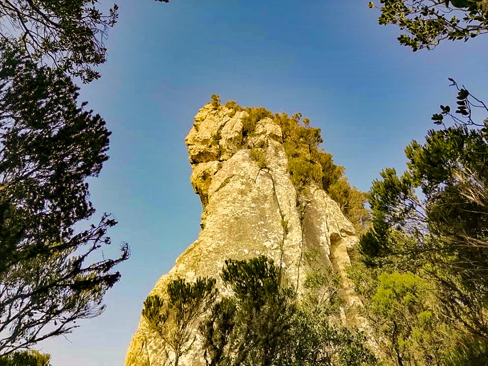 La leyenda del Roque de Anambro, que es una impresionante formación rocosa ubicada en el Parque Rural de Anaga en Tenerife. Descubre la leyenda y su historia en nuestro artículo en Ven de Visita a Tenerife.