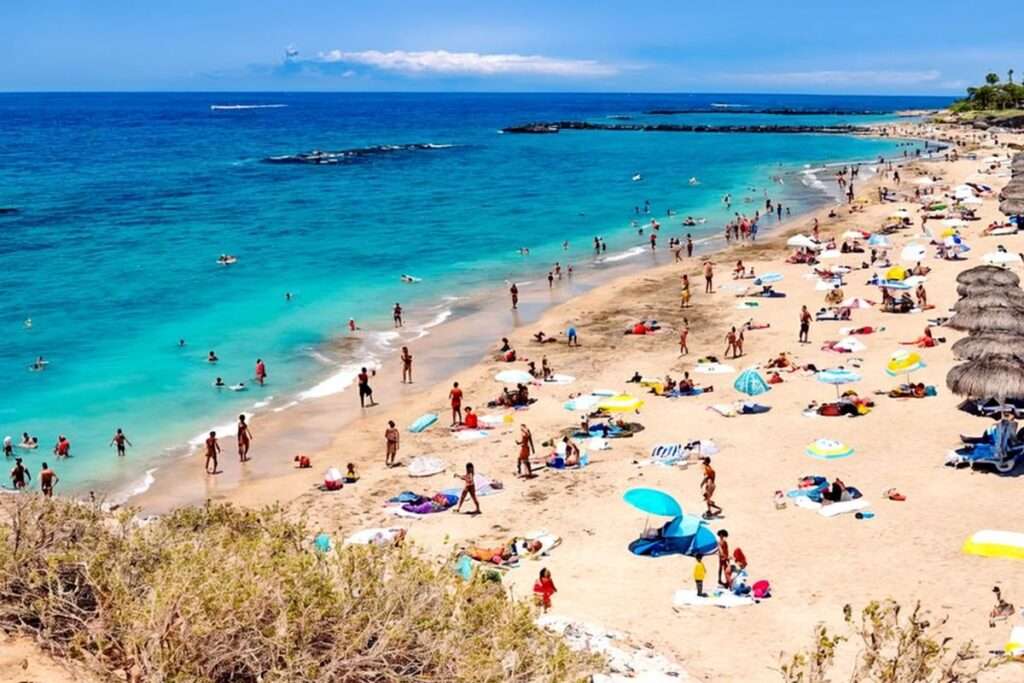 ¿Sueñas con Paraísos Playeros? Playa del Duque en Tenerife Te Cautivará