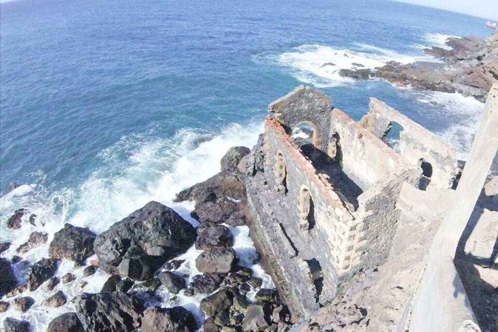 Casa de Agua Dulce en Guía de Isora: Un Tesoro en la Costa de Tenerife