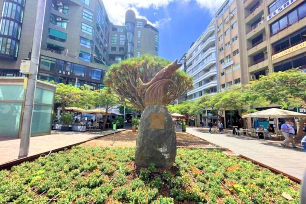 Monumento al CHICHARRO: El Símbolo que Conquista Santa Cruz 🌊